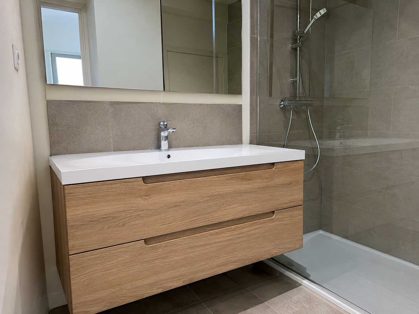 Meuble vasque et coin douche